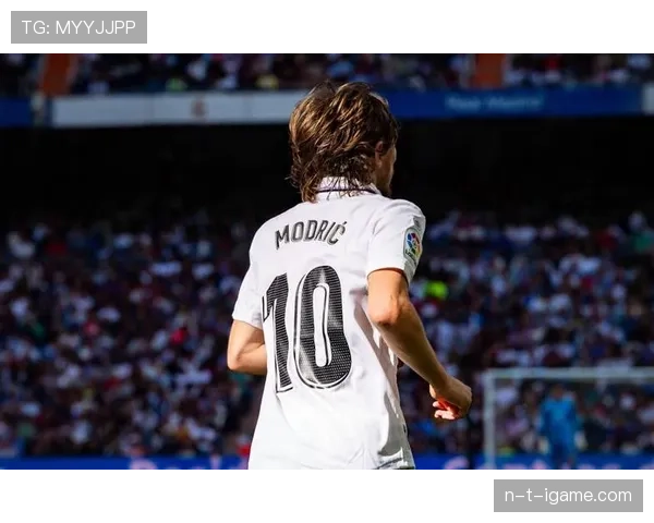 贝肯鲍尔精进控球技艺,引领足球风格新潮流