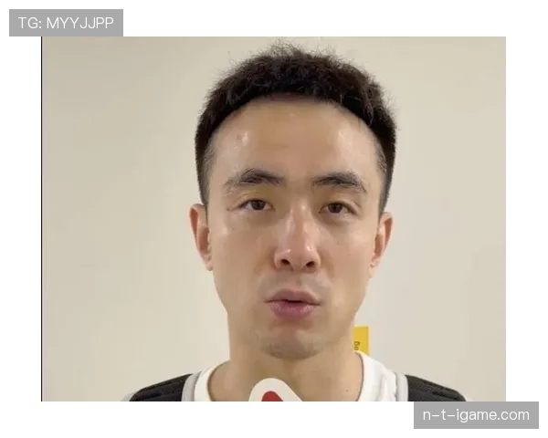 赵继伟又顶着一堆广告出场了，感觉比打球还忙碌一样！