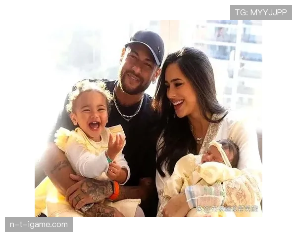 内马尔拎着能买套房的金链子去菜市场，路人表情比热搜还精彩