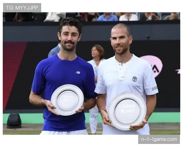 乔丹·汤普森训练完直接啃鸡胸肉，这自律程度谁懂啊